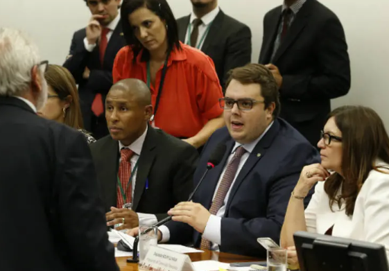 Reforma da Previdência é aprovada na CCJ por 48 votos a favor e 18 contra