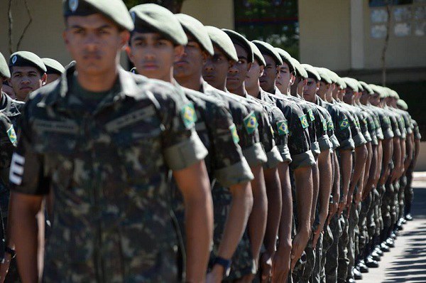 Rombo para pagar aposentadoria de militares cresce mais que o do INSS