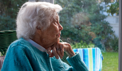 Tenho 65 anos de idade e somente 5 anos de tempo de contribuição, mas trabalhei por quase 20 anos sem registro. Há possibilidade de me aposentar por idade? 