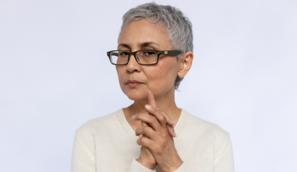 Tenho 65 anos e gostaria de saber se posso me aposentar sem nunca ter contribuído com a Previdência Social, pois o meu marido, de 72 anos, recebe uma aposentadoria de apenas um salário mínimo. 